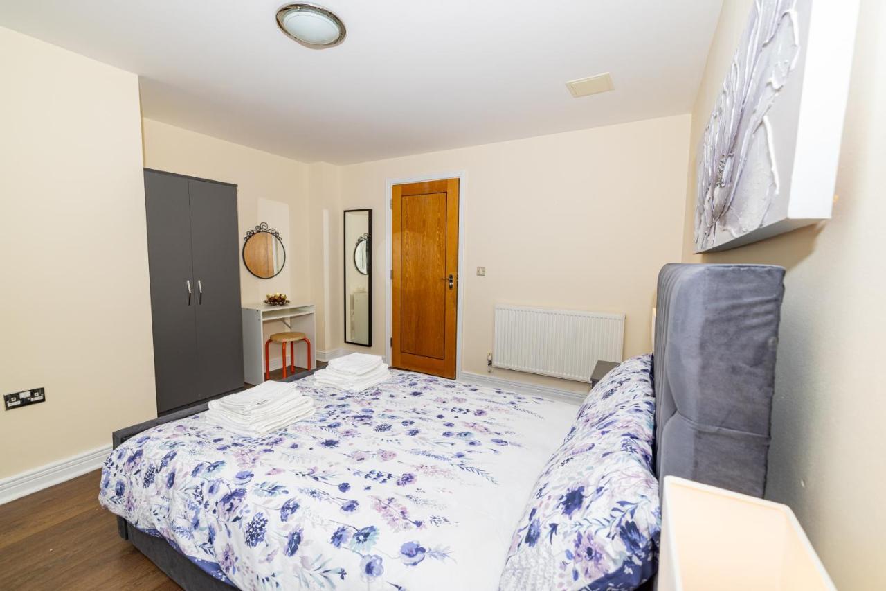 Two Bed Apartment Near Canary Wharf London Exterior photo