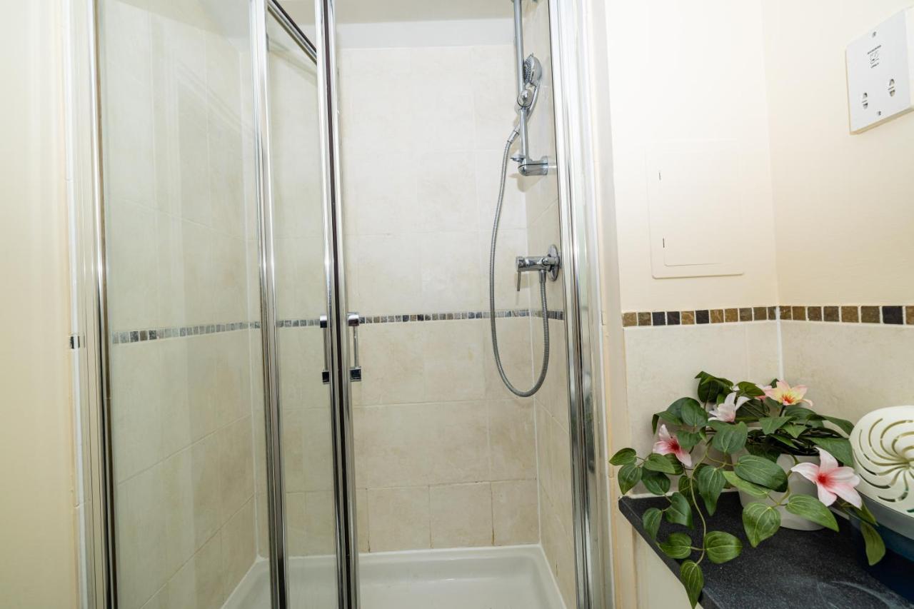Two Bed Apartment Near Canary Wharf London Exterior photo