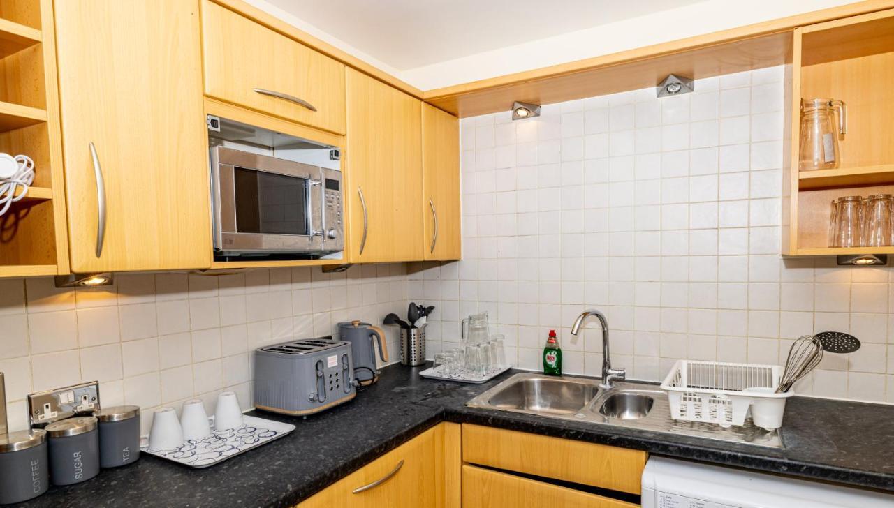 Two Bed Apartment Near Canary Wharf London Exterior photo