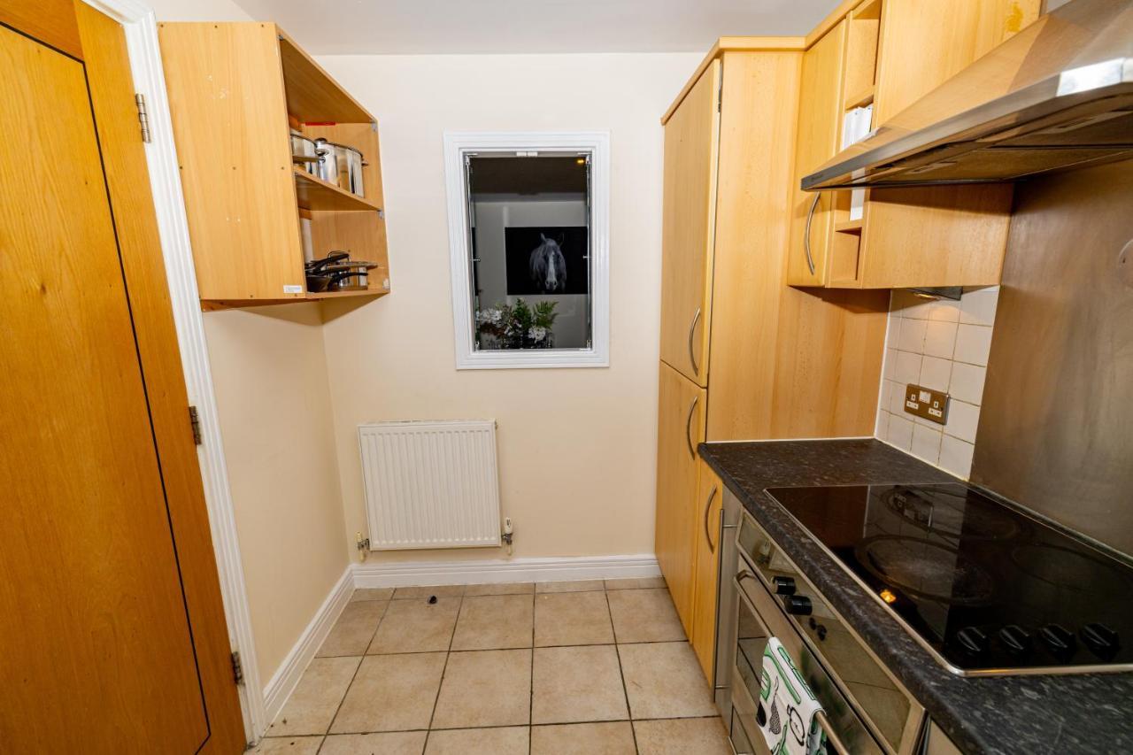 Two Bed Apartment Near Canary Wharf London Exterior photo