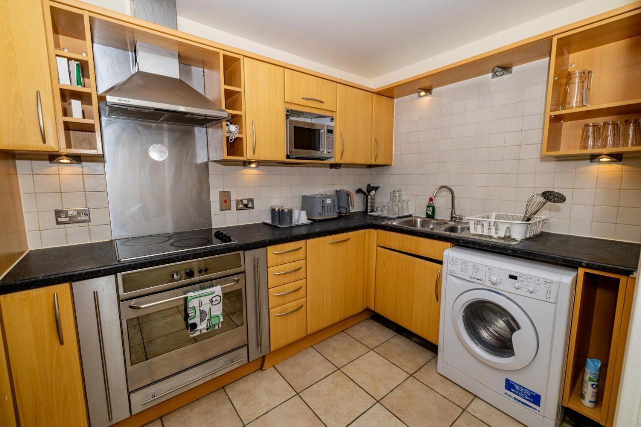 Two Bed Apartment Near Canary Wharf London Exterior photo