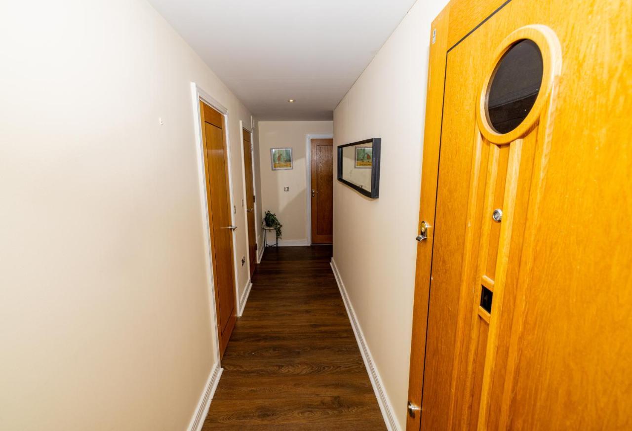 Two Bed Apartment Near Canary Wharf London Exterior photo