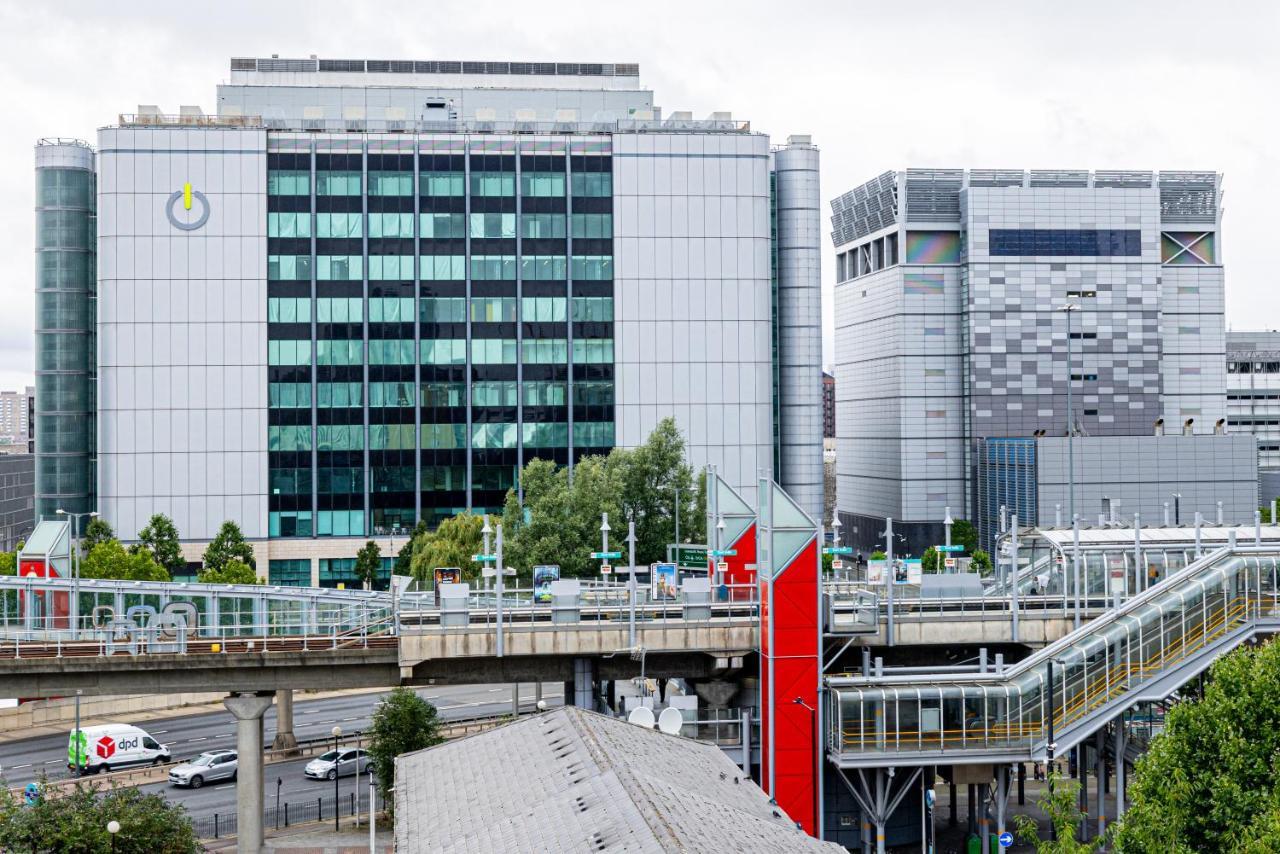 Two Bed Apartment Near Canary Wharf London Exterior photo